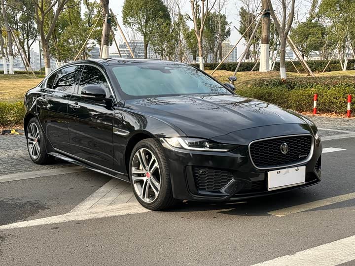 Фото 3 - Jaguar XE L