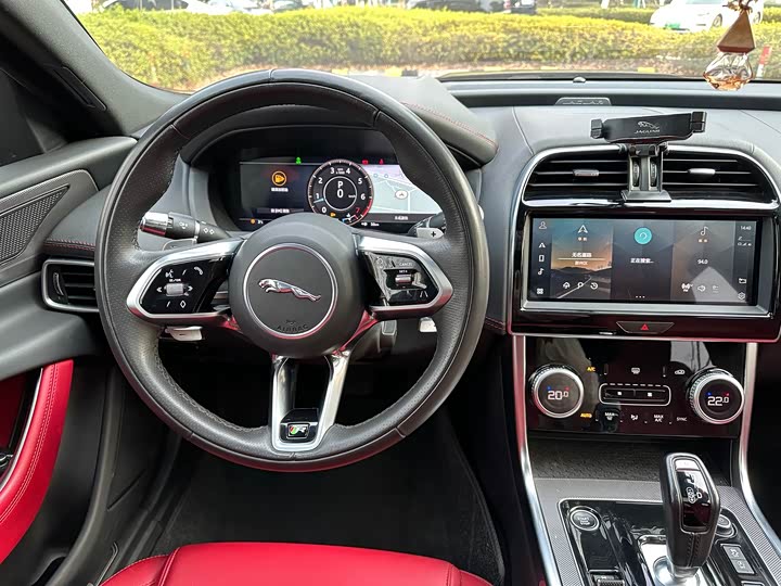 Фото 6 - Jaguar XE L