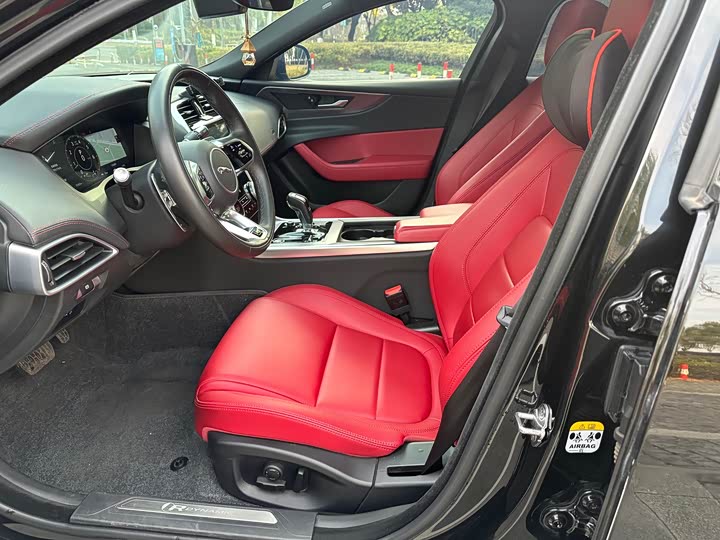 Фото 8 - Jaguar XE L