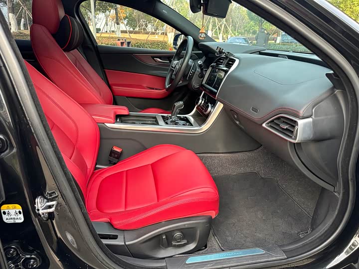 Фото 9 - Jaguar XE L