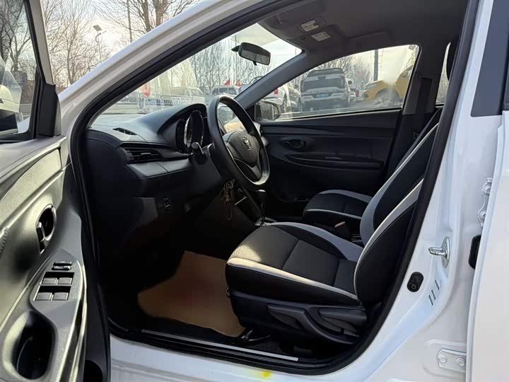 Фото 10 - Toyota Yaris L Hatchback