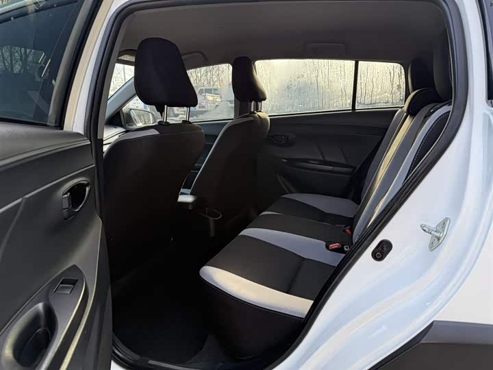 Фото 11 - Toyota Yaris L Hatchback