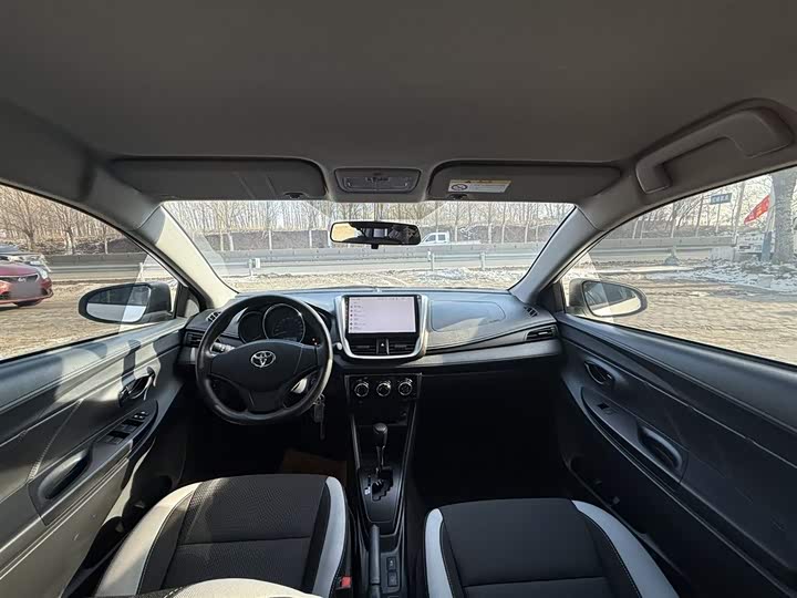 Фото 12 - Toyota Yaris L Hatchback