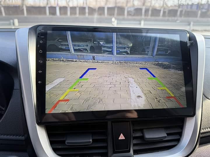 Фото 14 - Toyota Yaris L Hatchback