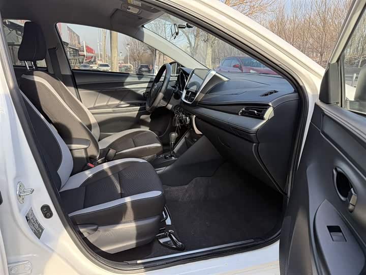 Фото 15 - Toyota Yaris L Hatchback