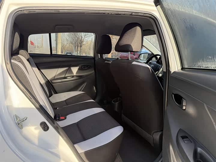 Фото 16 - Toyota Yaris L Hatchback