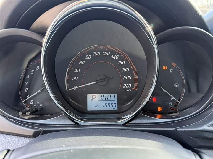 Фото 3 - Toyota Yaris L Hatchback