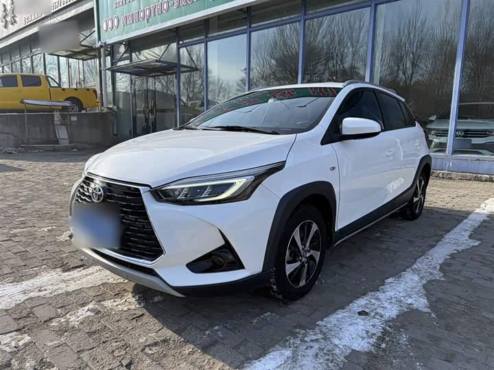 Фото 4 - Toyota Yaris L Hatchback