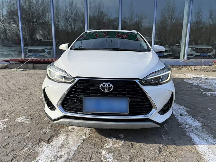 Фото 5 - Toyota Yaris L Hatchback