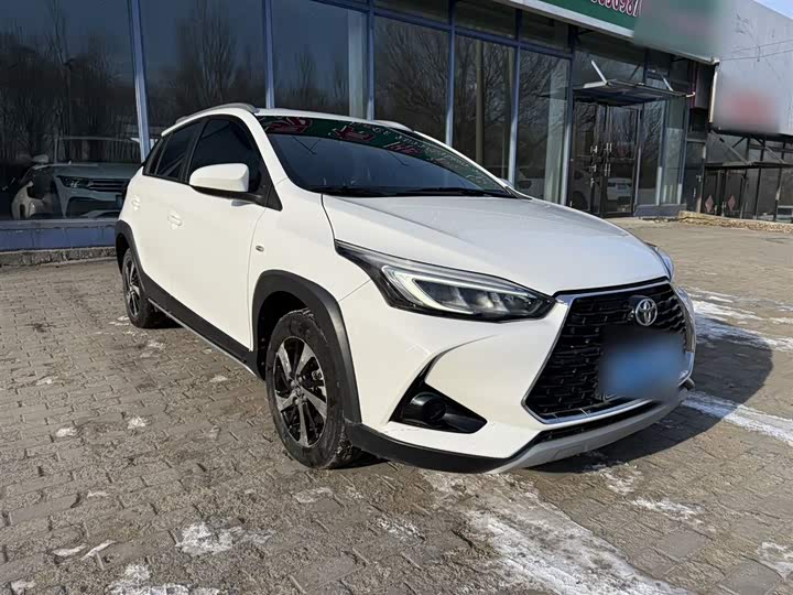 Фото 6 - Toyota Yaris L Hatchback