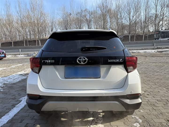 Фото 8 - Toyota Yaris L Hatchback