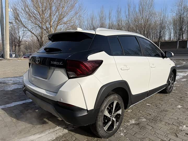 Фото 9 - Toyota Yaris L Hatchback