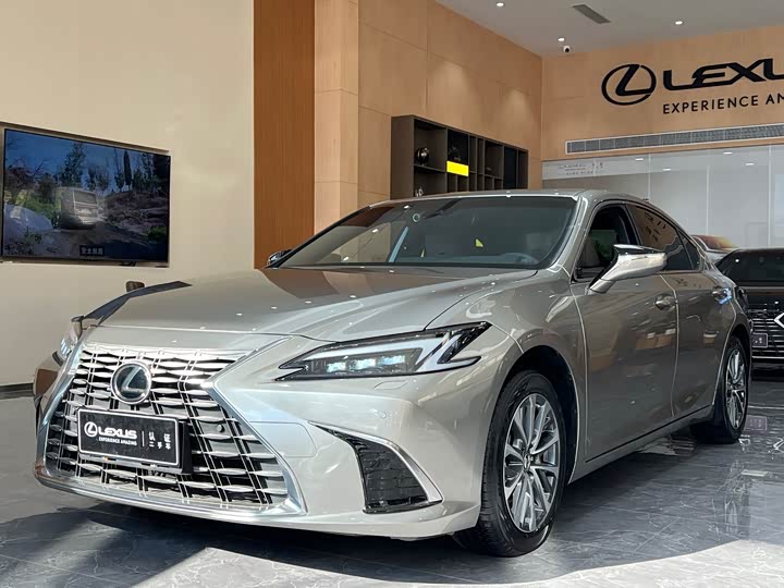 Фото 1 - Lexus ES
