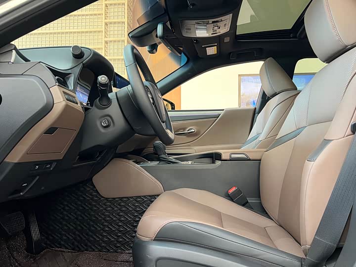 Фото 11 - Lexus ES