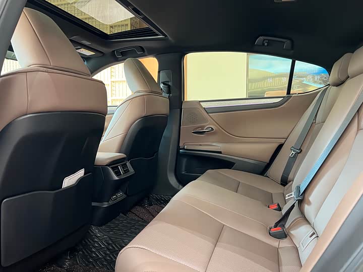 Фото 12 - Lexus ES