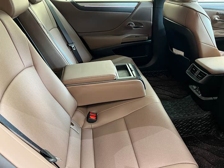 Фото 13 - Lexus ES