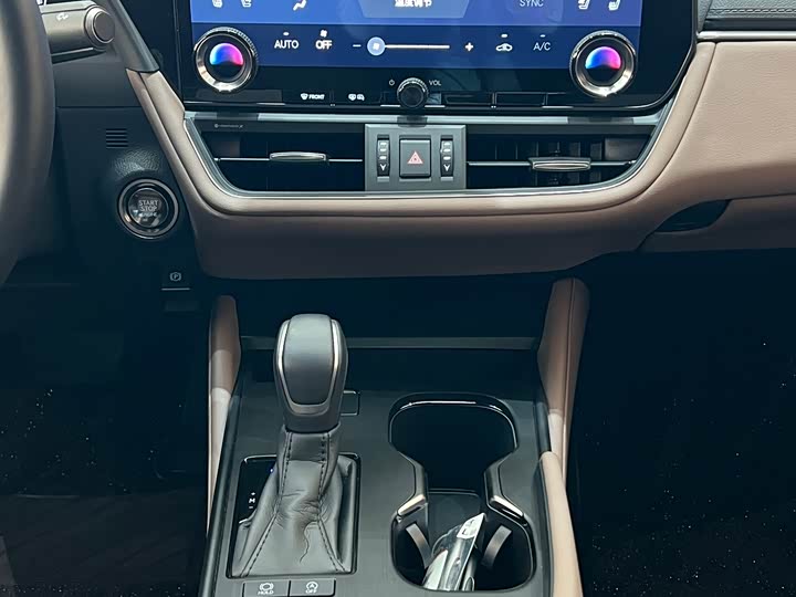 Фото 17 - Lexus ES