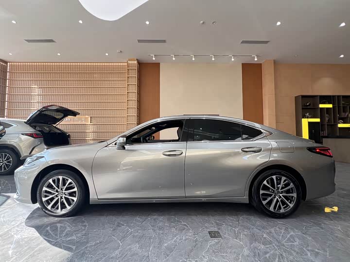 Фото 3 - Lexus ES