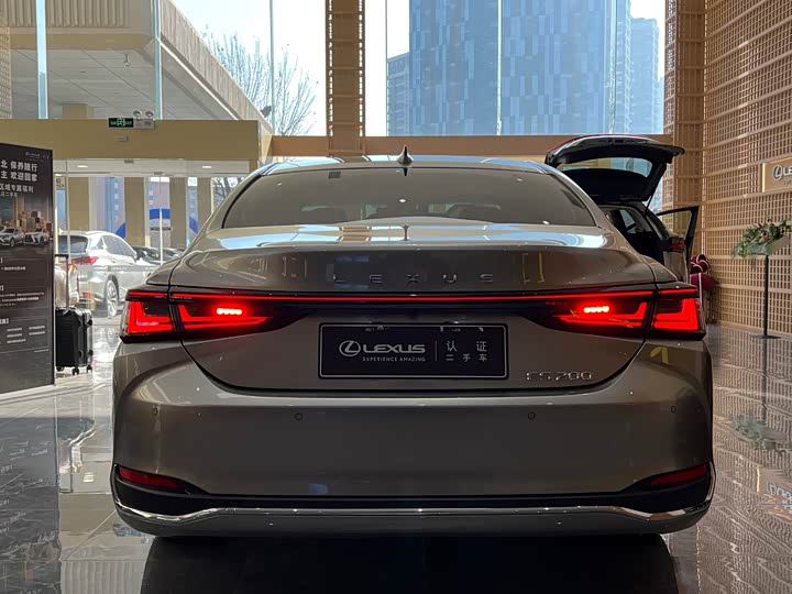 Фото 5 - Lexus ES