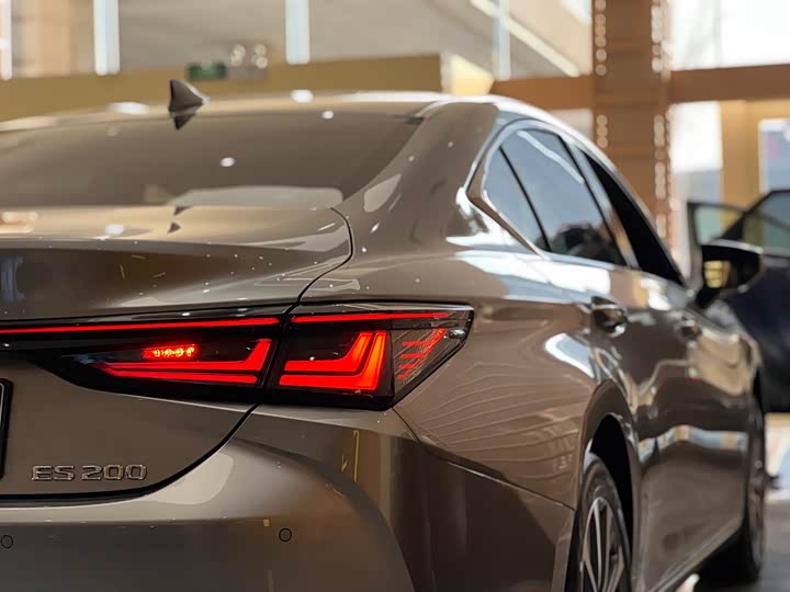 Фото 7 - Lexus ES