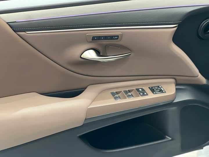 Фото 8 - Lexus ES