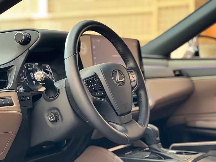 Фото 9 - Lexus ES