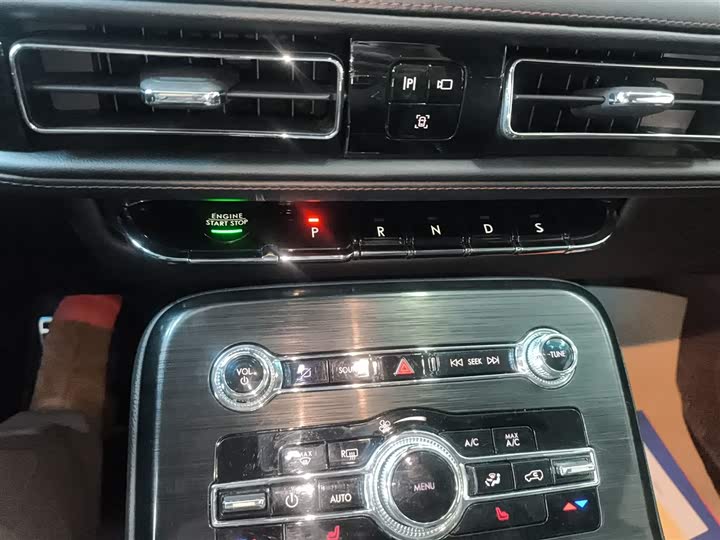 Фото 14 - Lincoln Nautilus