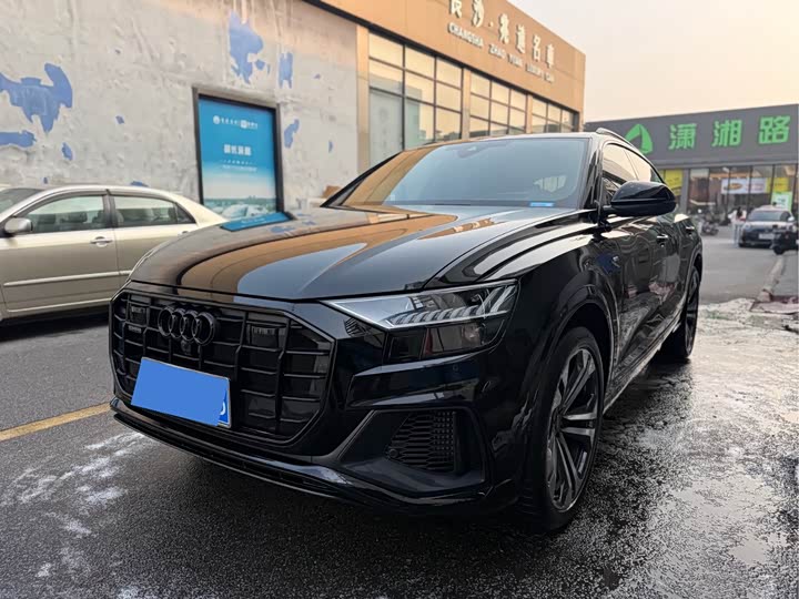 Фото 1 - Audi Q8