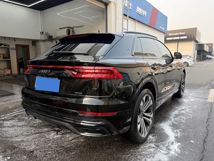 Фото 10 - Audi Q8