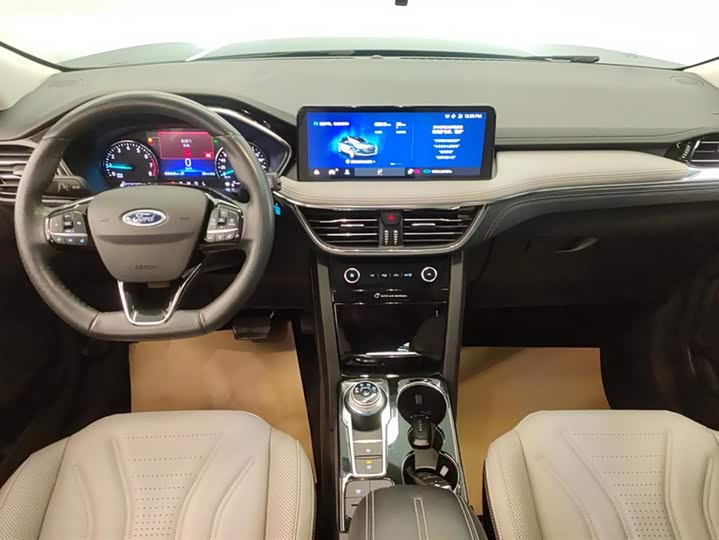 Фото 12 - Ford Escape