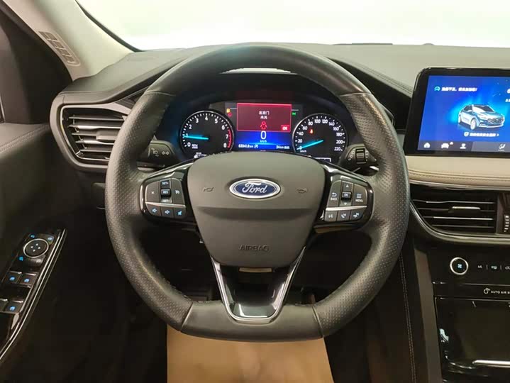 Фото 15 - Ford Escape