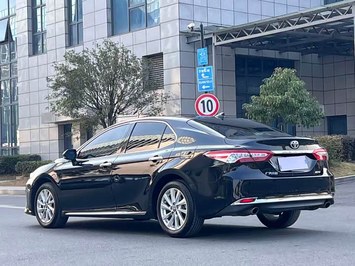 Фото 11 - Toyota Camry