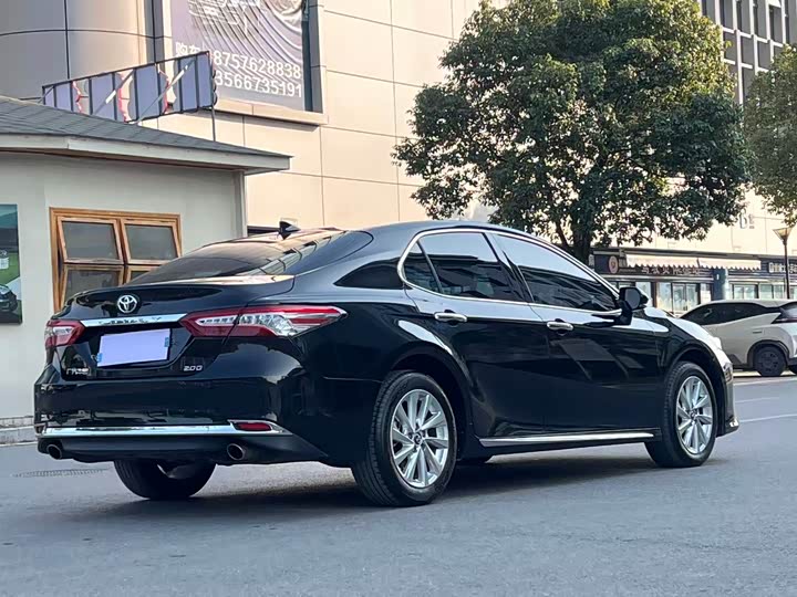 Фото 13 - Toyota Camry