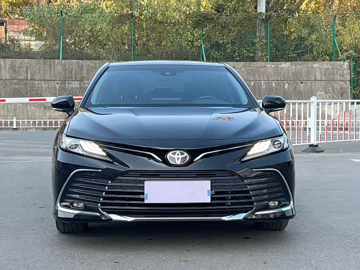 Фото 2 - Toyota Camry
