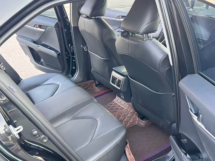 Фото 6 - Toyota Camry