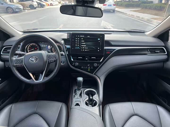 Фото 8 - Toyota Camry