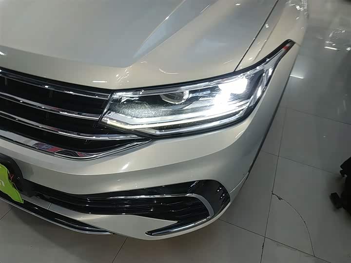 Фото 24 - Volkswagen Tiguan L Pro