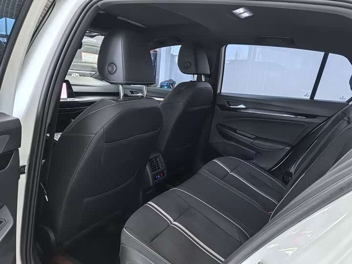 Фото 12 - Volkswagen Golf