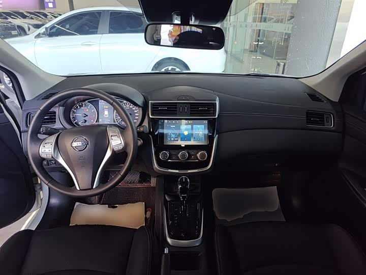 Фото 10 - Nissan Tiida