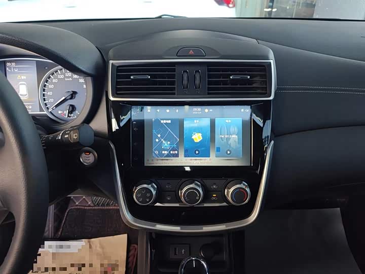 Фото 13 - Nissan Tiida