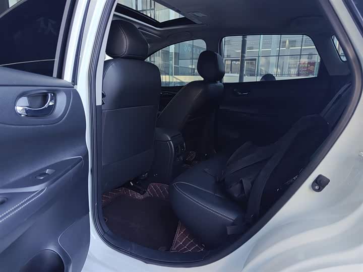 Фото 17 - Nissan Tiida