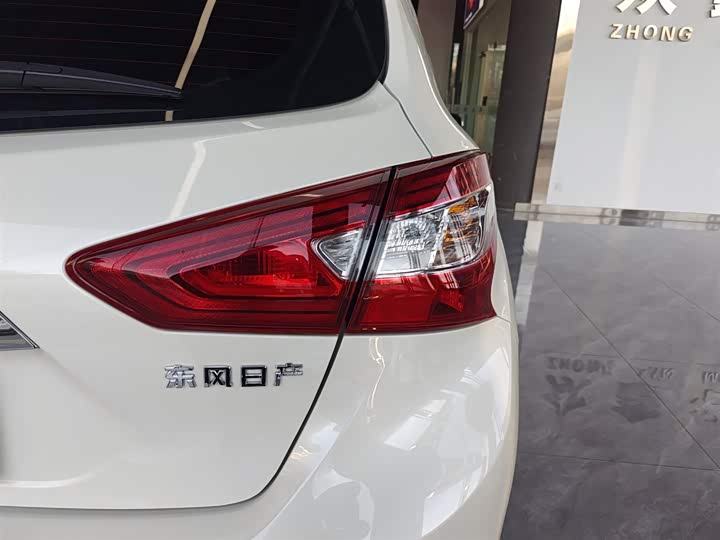 Фото 8 - Nissan Tiida