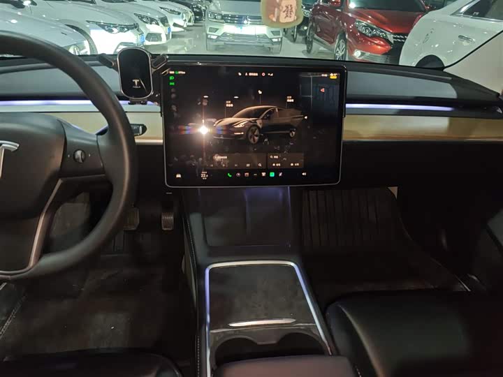 Фото 13 - Tesla Model 3