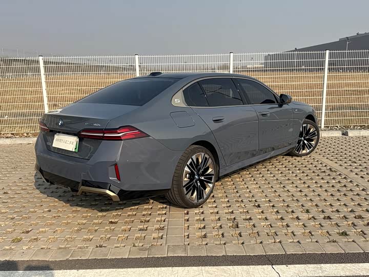 Фото 11 - BMW i5