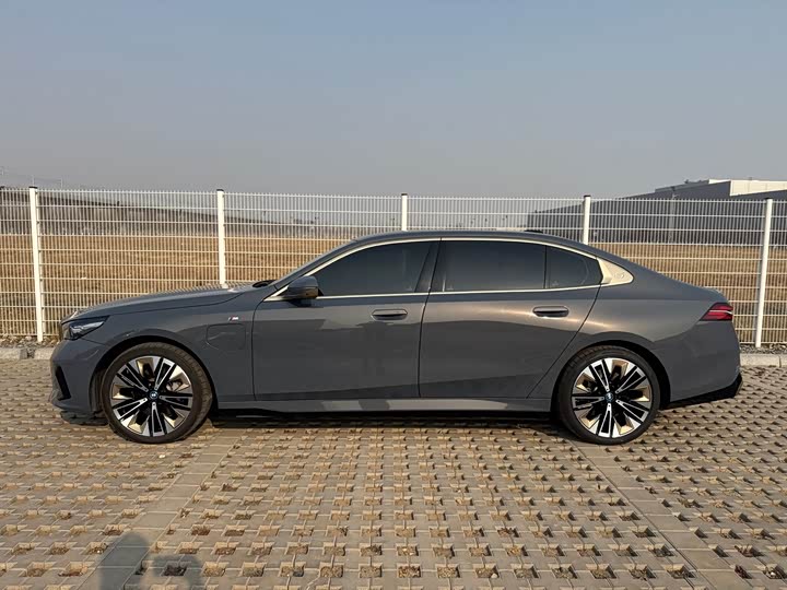 Фото 2 - BMW i5