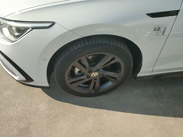 Фото 23 - Volkswagen Golf