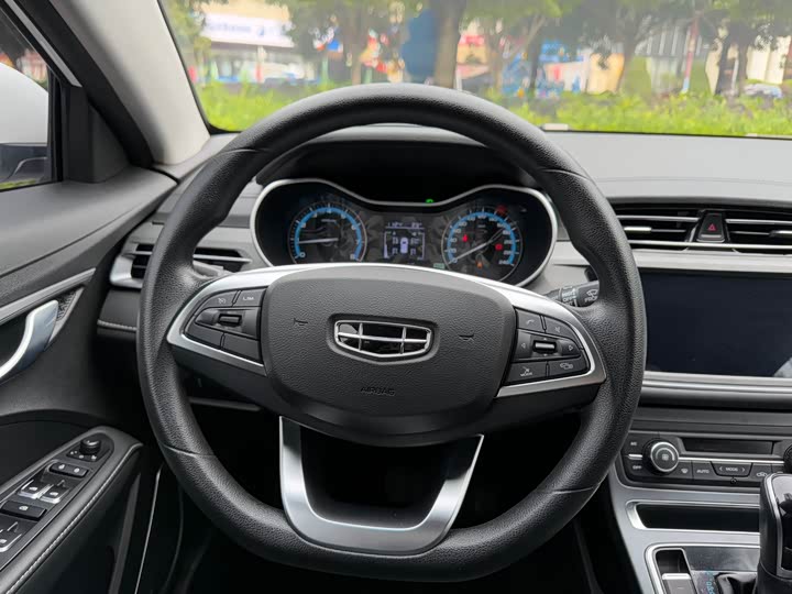 Фото 11 - Geely Emgrand