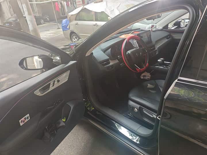 Фото 14 - Hongqi E-QM5