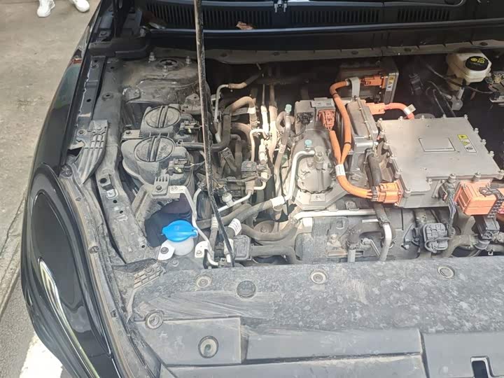 Фото 21 - Hongqi E-QM5