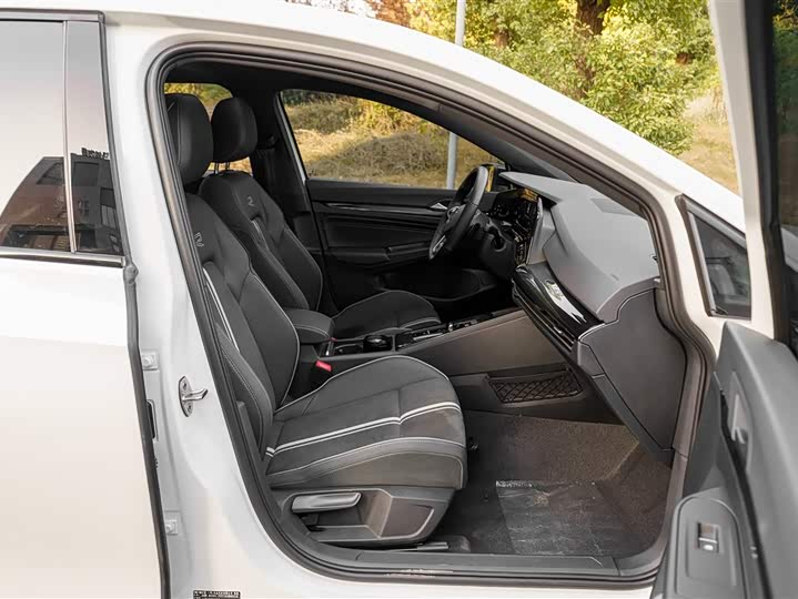 Фото 13 - Volkswagen Golf